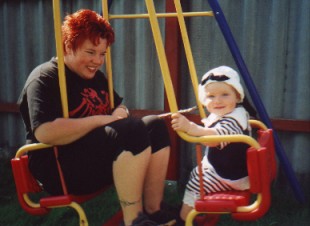 Mit Mama bringt das Schaukeln Spass!