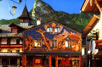 Passionsspielort Oberammergau / Dorfplatz mit Kofel.