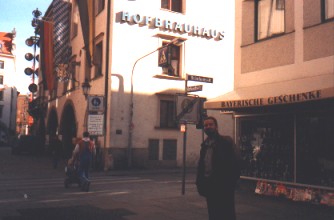In M�nchen steht ein Hofbr�uhaus, eins - zwei - suffa !!! Und Harri steht davor!